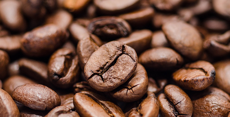 fotografía de primer plano de varios granos de Café, café de colombia, materias primas de Colombia
